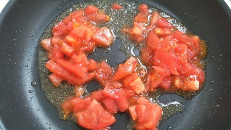 虾滑蝴蝶意面,油温稍稍热时加入西红柿碎,西红柿汁也要一起加进去