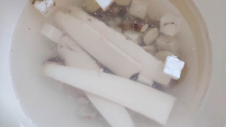 土茯苓祛湿汤-健脾祛湿,将浸泡过水倒掉,换上干净的水泡10分钟