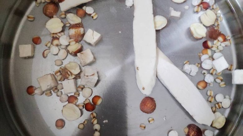 土茯苓祛湿汤-健脾祛湿,最后讲浸泡过的水和材料一起倒入锅中,加适量水,煲一个小时即可。