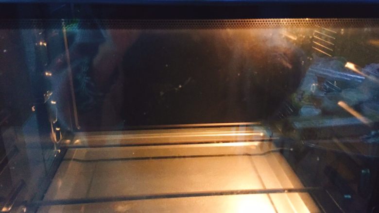 秋食+烤板栗,预热烤箱,200度,5分钟