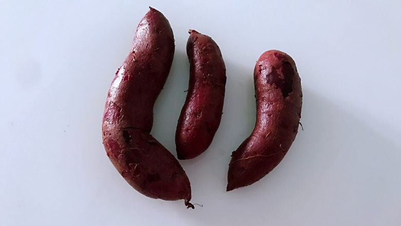 秋冬季节的“冰淇淋”,低热量高营养,美美的吃起来,<a style='color:red;display:inline-block;' href='/shicai/ 2643'>紫薯</a>洗干净。