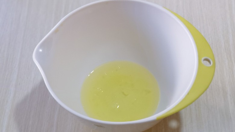 8寸红丝绒戚风蛋糕,蛋白打发,往蛋白里加入柠檬汁(白醋也可以)电动打蛋器将蛋白高速打发至呈现鱼眼泡。 加入三分之糖,继续高速打发,蛋清泡消失,细腻时再加入三分之一的糖,继续打发。