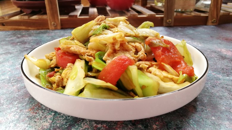 甘蓝炒西红柿鸡蛋,成品图。下饭,酸甜咸适囗,还有街边摊烤冷面的味道。