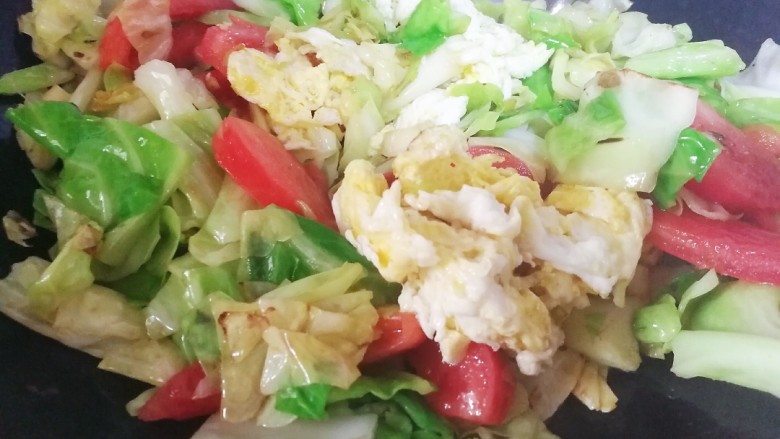 甘蓝炒西红柿鸡蛋,再放入炒熟的鸡蛋。调味料全部放入,翻炒均匀后即可出锅。由于儿子在旁边捣乱,放调味料的步骤就没有拍全。省略~可依次放入即可。