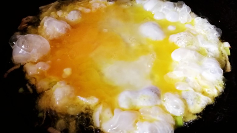 甘蓝炒西红柿鸡蛋,锅烧热,放两勺油,将打好的鸡蛋放入锅内煎熟。鸡蛋炒好后盛厨装到碗中。