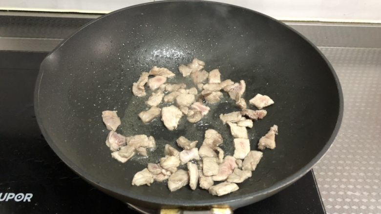 西北风味炒面,煮面同时另起锅,倒入适量油烧热,放入肉片翻炒至变色