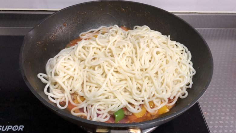 西北风味炒面,此时面也煮熟了,面条过凉水后立即下锅翻炒