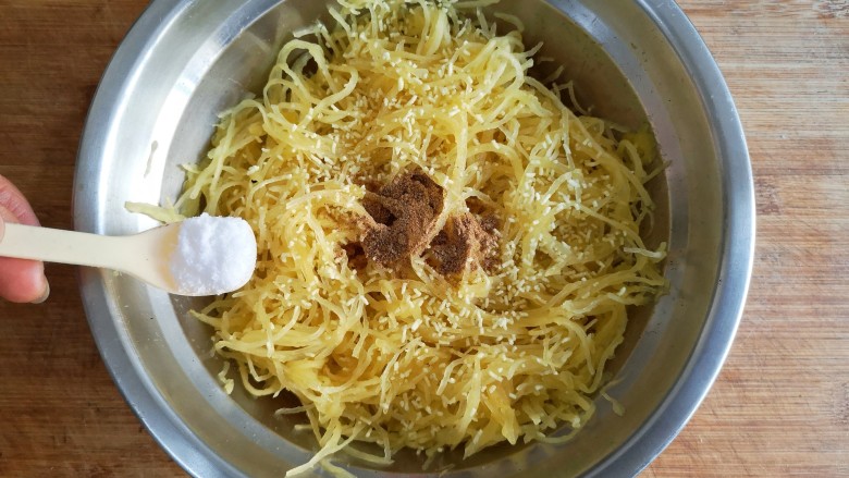 酥炸鱼翅南瓜丸子,在鱼翅南瓜中加入适量的盐,<a style='color:red;display:inline-block;' href='/shicai/ 756'>鸡精</a>和少量的十三香粉搅拌均匀。