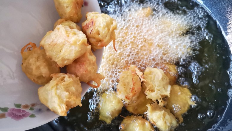 酥炸鱼翅南瓜丸子,大火将锅中油加至8成热后,再次下入炸过的丸子复炸一遍。(让丸子酥脆)