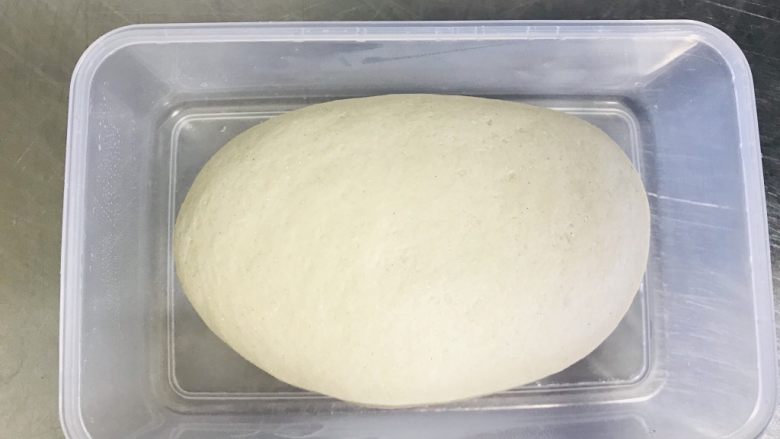 法式面包🥖,取出面团肉圆,基础发酵15分钟。
