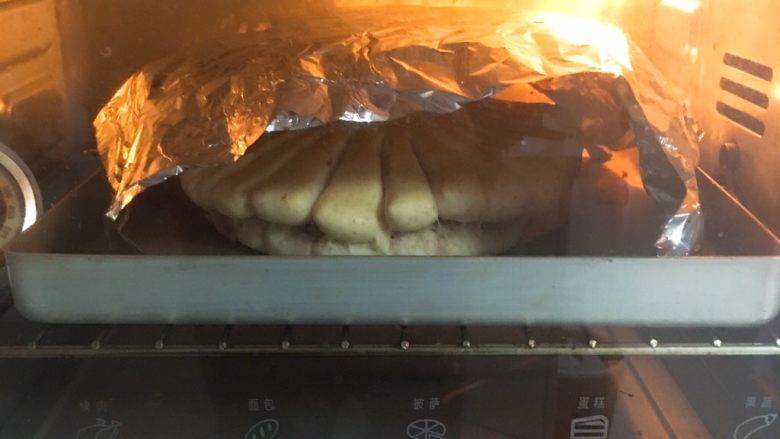 花色豆沙面包,上色满意加盖锡纸,这一步很重要。