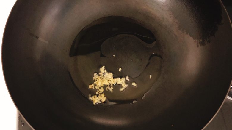 咸味南瓜饼,锅里倒入适量食用油,放入姜末炒香,约20秒。
