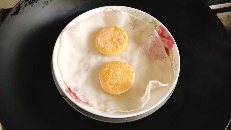 咸味南瓜饼,想给小孩子吃又怕上火,可蒸着吃。在碗里放一块湿的蒸布,将南瓜饼放上去隔水蒸15分钟。