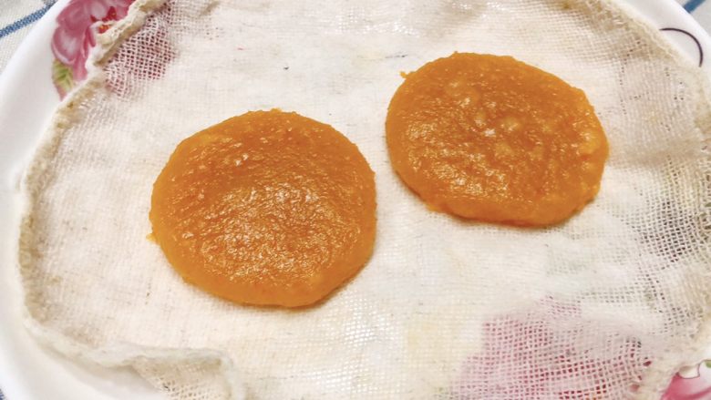 咸味南瓜饼,蒸好的南瓜饼,一样很香很好吃,美味不上火。