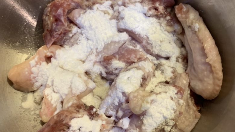 两人份干锅鸡,加入生粉搅拌均匀,腌制15分钟
