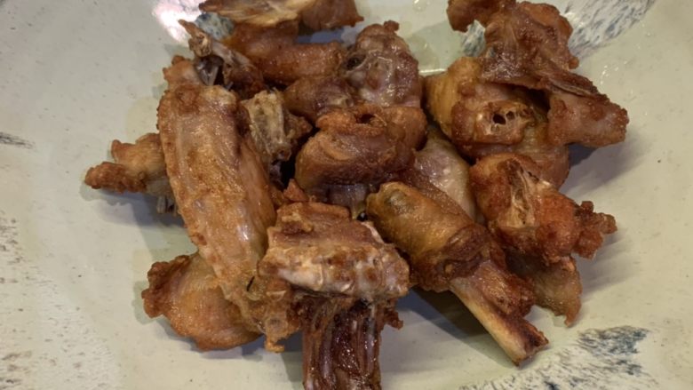两人份干锅鸡,炸至金黄捞出