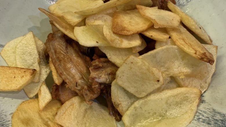 两人份干锅鸡,土豆片炸熟捞出