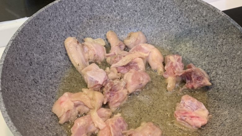 两人份干锅鸡,中小火把鸡肉炸熟