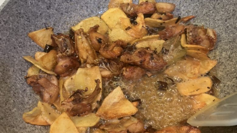两人份干锅鸡,倒入准备好的料汁,中火炒匀