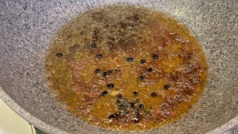 两人份干锅鸡,小火冷锅热油,放入调好的1勺豆瓣酱和适量豆豉熬出红油