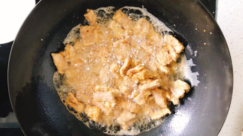 糖醋里脊肉-宴请、过年过节必备菜,油温烧至10层热,将里脊肉再次倒入锅里炸至金黄色,并且有酥脆感。