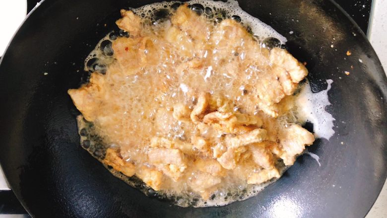 糖醋里脊肉-宴请、过年过节必备菜,中火烧至油冒泡时,逐个放入里脊肉油炸3~5分钟。