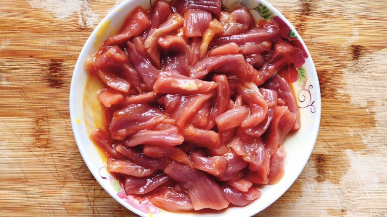 糖醋里脊肉-宴请、过年过节必备菜,搅拌均匀,腌制20分钟。