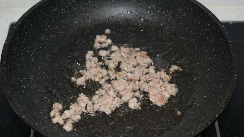 百财福袋,锅内倒入适量食用油,放入肉末煸炒。