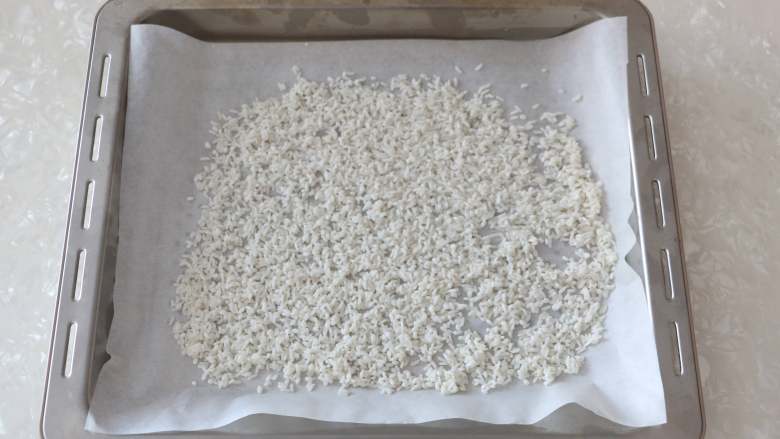 香菇糯米烧麦,蒸盘里铺一张油纸,将浸泡好的糯米薄薄的铺在蒸盘上。