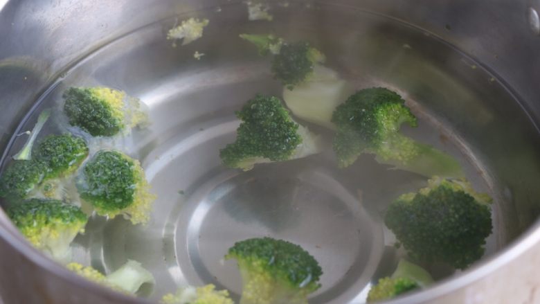 西兰花鸡蛋饼,西兰花焯水30秒;
