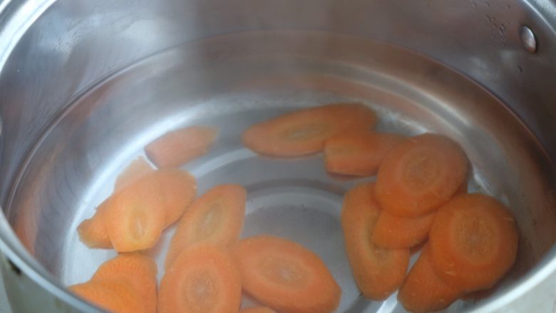 西兰花鸡蛋饼,胡萝卜开水焯水1分钟;