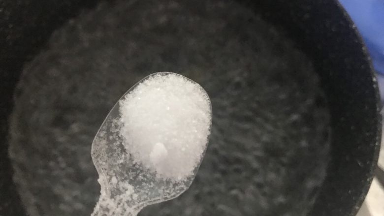 咖喱牛丸花菜拼盘,烧开水,水里放入盐和油。