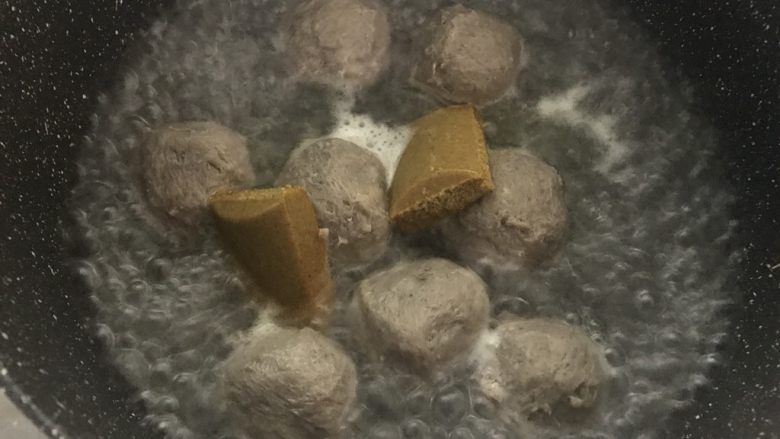 咖喱牛丸花菜拼盘,牛筋丸里加入咖喱块,调小火,煮化。