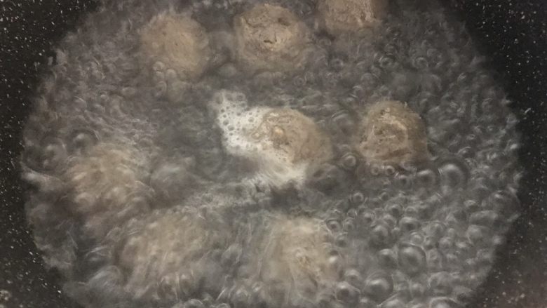 咖喱牛丸花菜拼盘,另外烧开水,放入牛筋丸,煮五分钟。