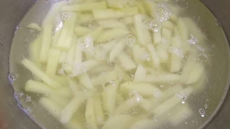 家常菜#牛肉炒蒜苗土豆#,切好的土豆用清水洗一下,去掉淀粉。