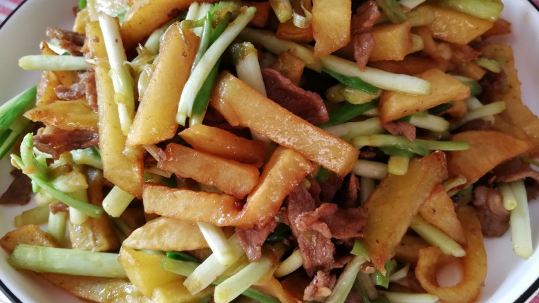 家常菜#牛肉炒蒜苗土豆#,出锅装盘。清爽不腻,好吃又下饭。