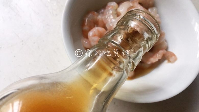 玉米虾仁水晶小软饼,<a style='color:red;display:inline-block;' href='/shicai/ 287'>虾仁</a>洗净后,先加入料酒腌制一会儿