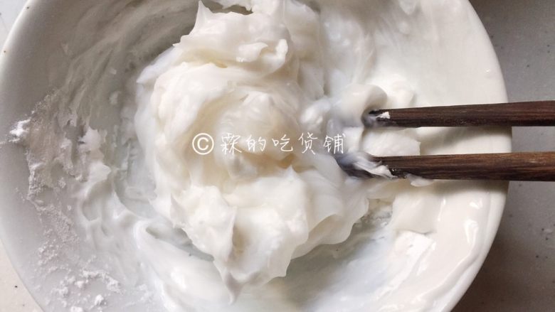 玉米虾仁水晶小软饼,澄面用开水,一定是开水,先搅拌均匀