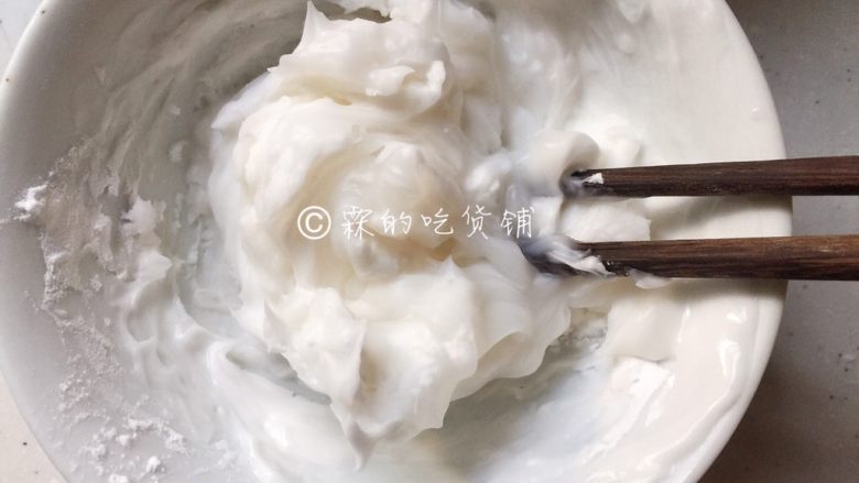 玉米虾仁水晶小软饼,澄面用开水，一定是开水，先搅拌均匀