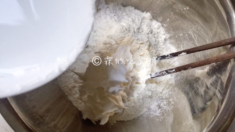玉米虾仁水晶小软饼,搅拌好的澄面放入面粉中,再一点一点的加水,和成稀糊状