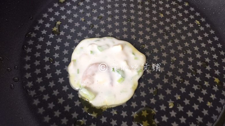 玉米虾仁水晶小软饼,锅里刷上一层薄油,舀一勺面糊的混合物下去,小火慢煎