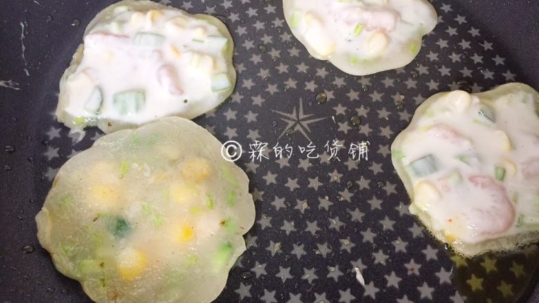 玉米虾仁水晶小软饼,轻轻晃动锅子,面饼和锅底脱离,呈淡金色就可以翻面了