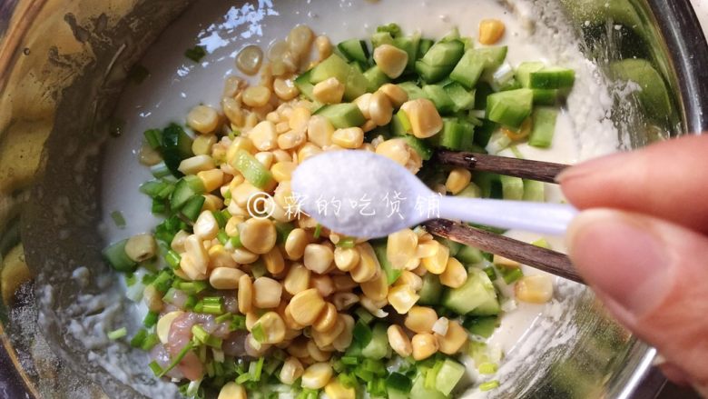 玉米虾仁水晶小软饼,把黄瓜丁等食材一起放入拌好的面糊中,再加入盐
