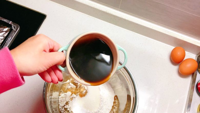 黑糖软糕,在面粉中加入黑糖水和酵母水,搅拌均匀备用