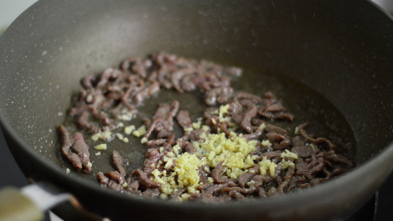 牛肉杂蔬炒饭,炒至牛肉变色后加入姜蒜末
