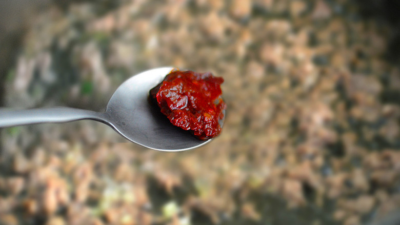 鱼香肉沫茄子,调入一勺豆瓣酱,翻炒均匀