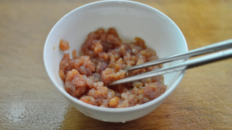 鱼香肉沫茄子,放入碗中,调入少许<a style='color:red;display:inline-block;' href='/shicai/ 692'>酱油</a>、淀粉、料酒拌匀,腌制一会