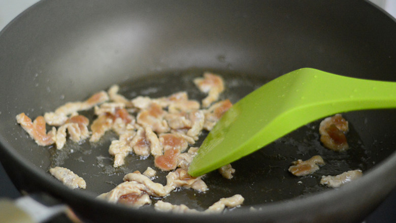 西芹胡萝卜肉丝,锅里倒入少许油，下肉丝翻炒