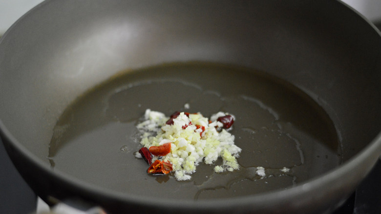 肉酱拌生菜,锅里烧热油，爆香姜蒜、干辣椒
