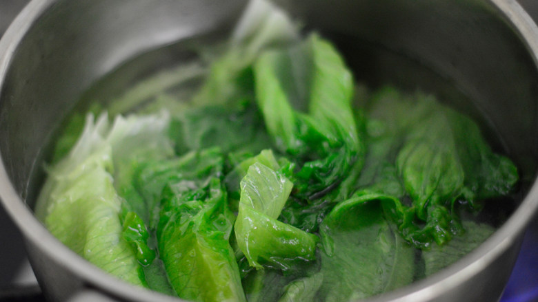 肉酱拌生菜,生菜放入滚水中焯烫一分钟后捞出